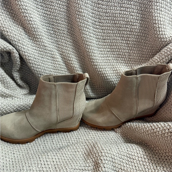 Sorel Women's Joan of Arctic Wedge II Chelsea Bootie Khaki II - Size 6, Like New - Picture 3 of 6